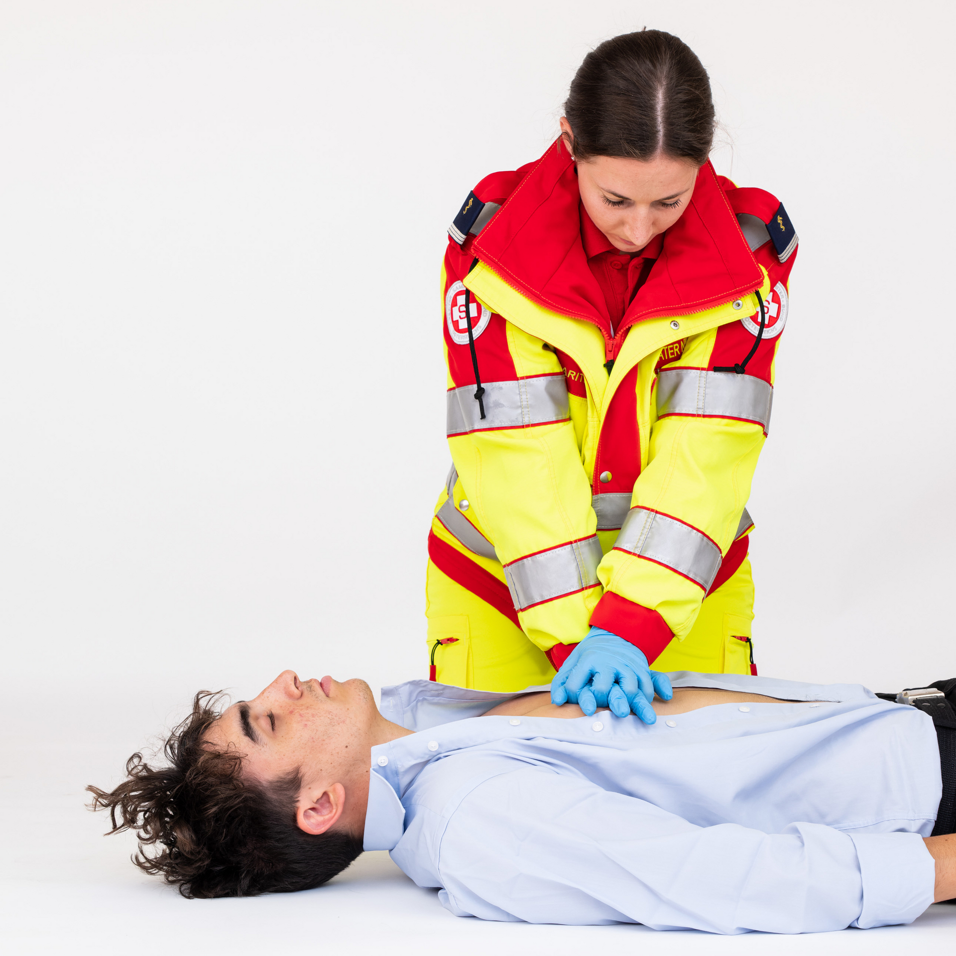 Rettungssanitäterin startet bei Patient mit Herzdruckmassage