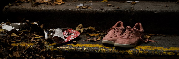 Rosa Sneakers stehen auf verschmutzen öffentlichen Stiegen